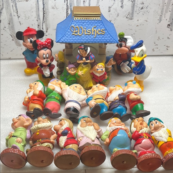 Disney Snow White Bank & Dwarfs - Mickey and Minnie Mouse, Donald and Goofy too! - Picture 1 of 8